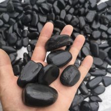 黑色养鱼池雨花石选购指南 揭秘灵寿永顺矿产的沥青黑色俏石
